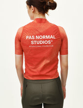 Pas Normal Studios Women's Mechanism Stow Away Gilet - AOP Hibiscus Orange